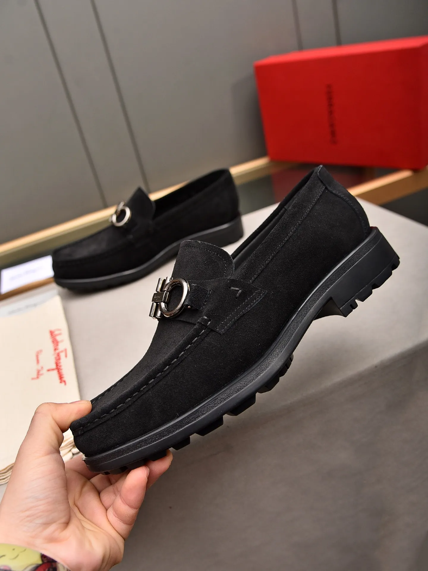 Men's shoes 💰: 500 Brand: Ferragamo Size: Men's size 38/44 (45 can be customized) Grade: Same style as the official website High-end quality men's shoes Material: Original first-layer calfskin Water-dyed cowhide lining Original outsole Style categories: Men's fashionable formal business casual leather shoes Slip-on men's shoes high-top series Young fashion European and American trends British style Casual matching Comfortable feet